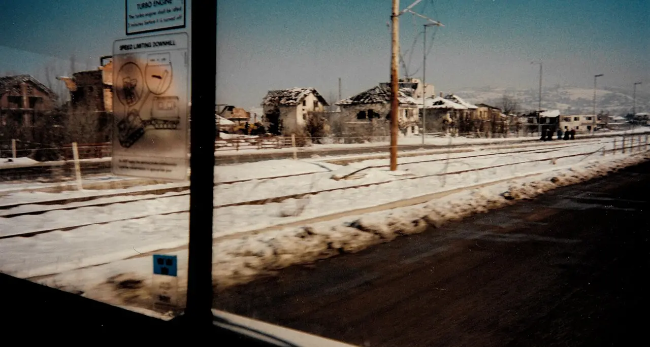 «Sarajevo era la caccia all’uomo»: la testimonianza choc del pompiere americano Jordan sui “turisti cecchini”\n