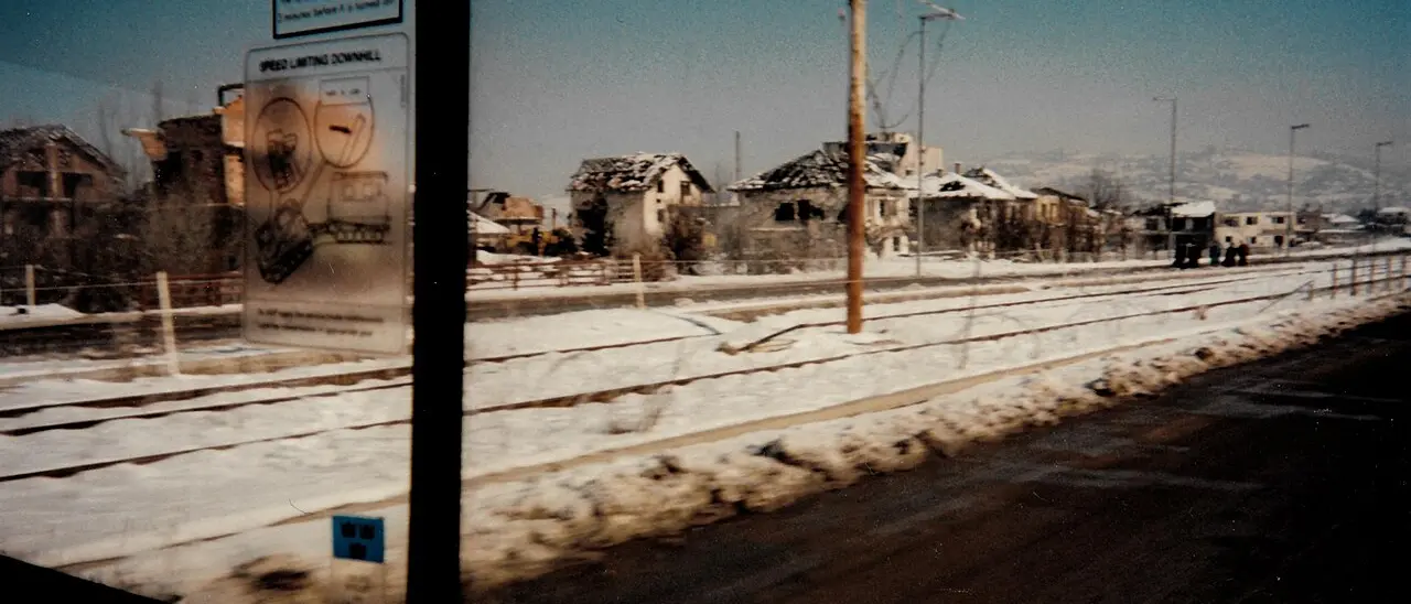 «Sarajevo era la caccia all’uomo»: la testimonianza choc del pompiere americano Jordan sui “turisti cecchini”\n