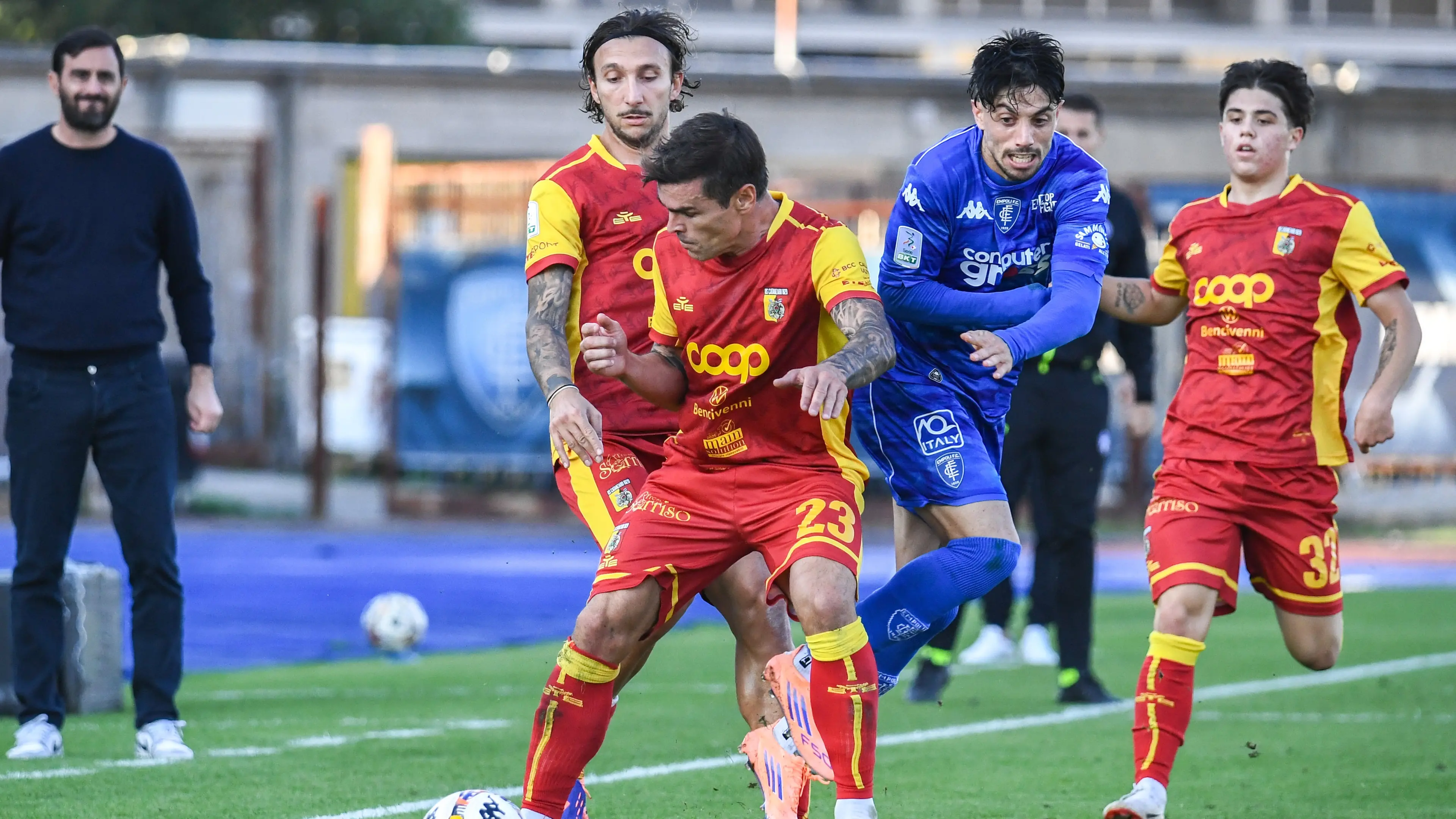 Salvatore Elia (Empoli) fights for the ball against Nicolo\\' Brighenti (Catanzaro) during Empoli FC vs US Catanzaro, Italian soccer Serie B match in Empoli, Italy, November 08 2025
