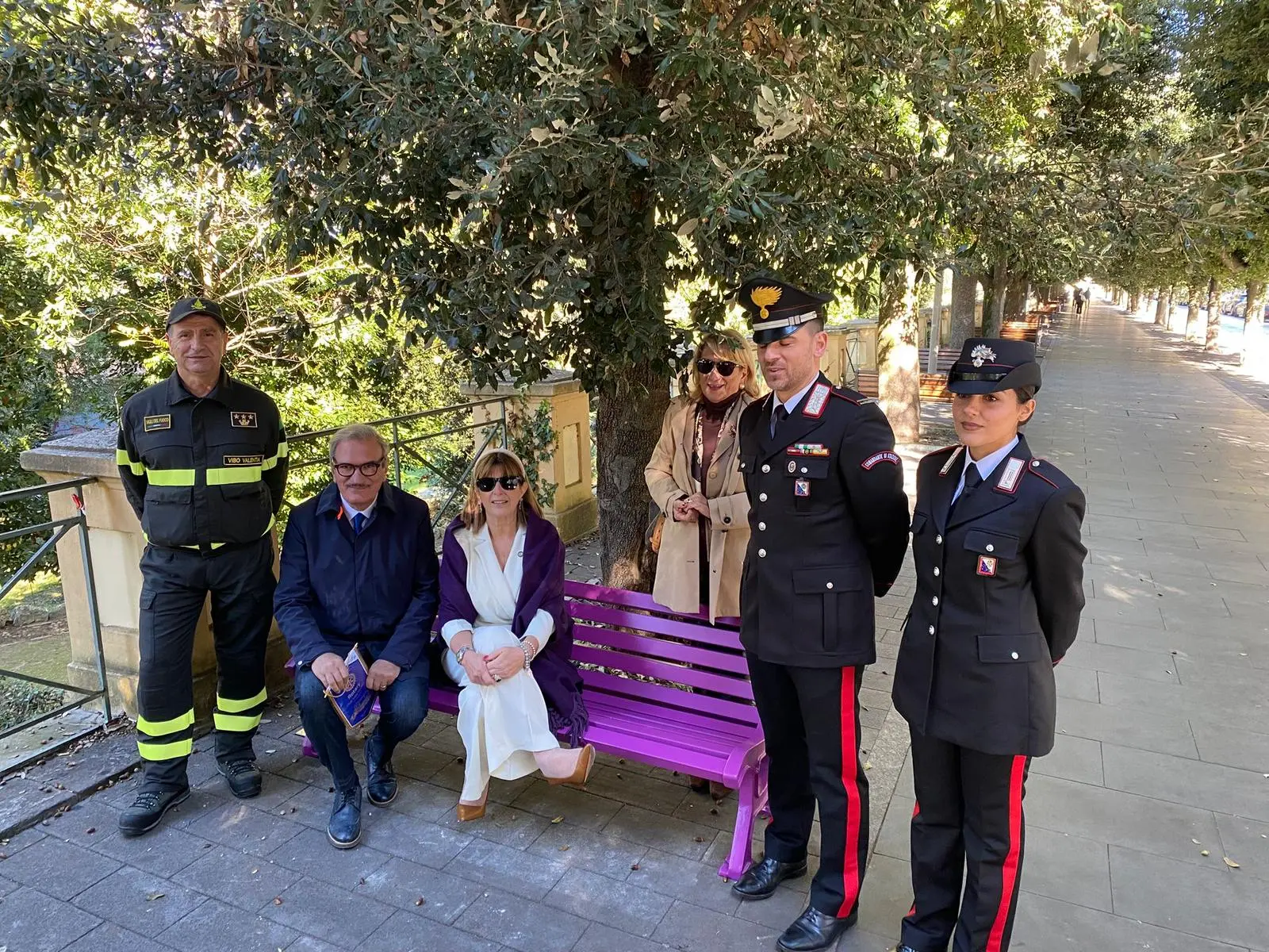 Giornata mondiale della gentilezza, il Rotary di Vibo inaugura una simbolica panchina viola\n