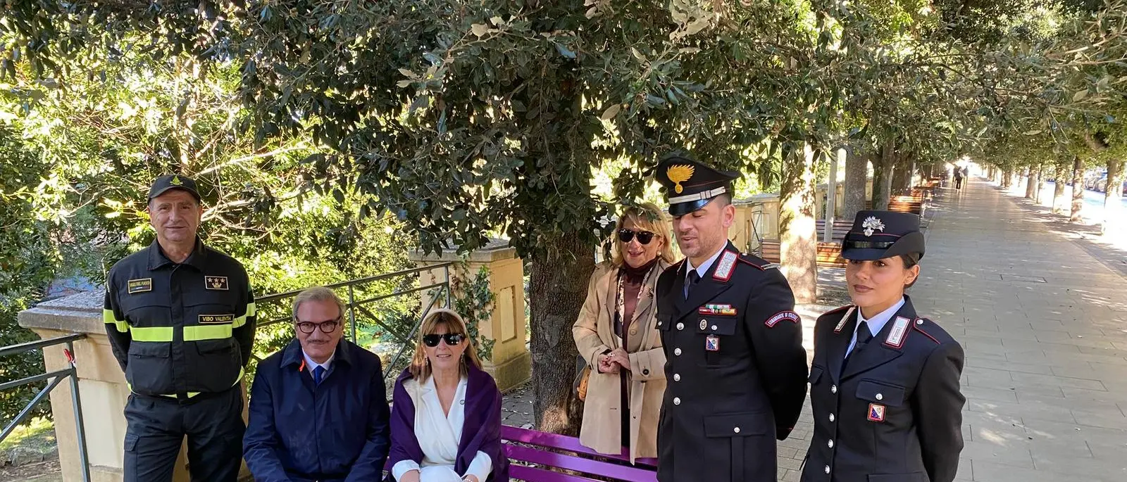 Giornata mondiale della gentilezza, il Rotary di Vibo inaugura una simbolica panchina viola\n