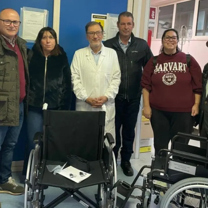 Solidarietà nel ricordo di Gabriele e Matteo: donate sedie a rotelle con\u00A0il ricavato del memorial di calcetto a Vibo Marina\u00A0\n