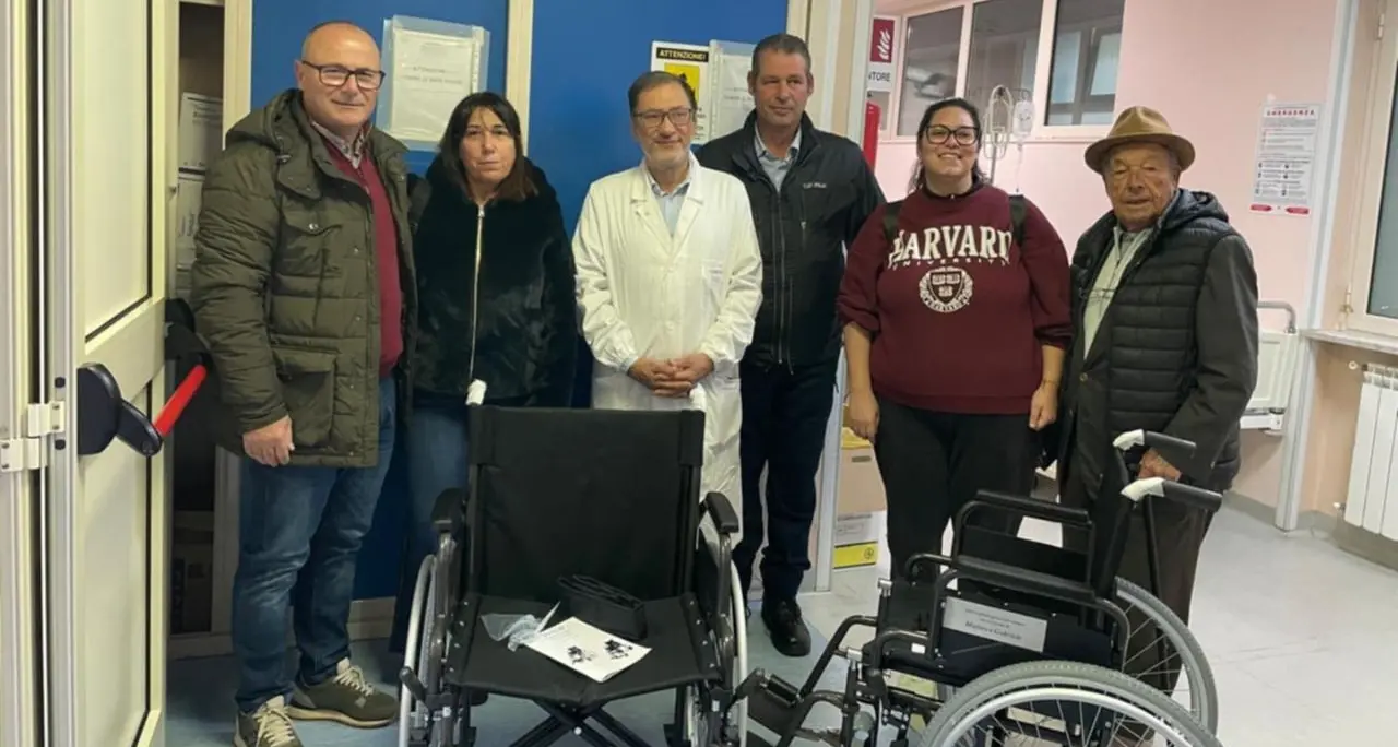 Solidarietà nel ricordo di Gabriele e Matteo: donate sedie a rotelle con\u00A0il ricavato del memorial di calcetto a Vibo Marina\u00A0\n