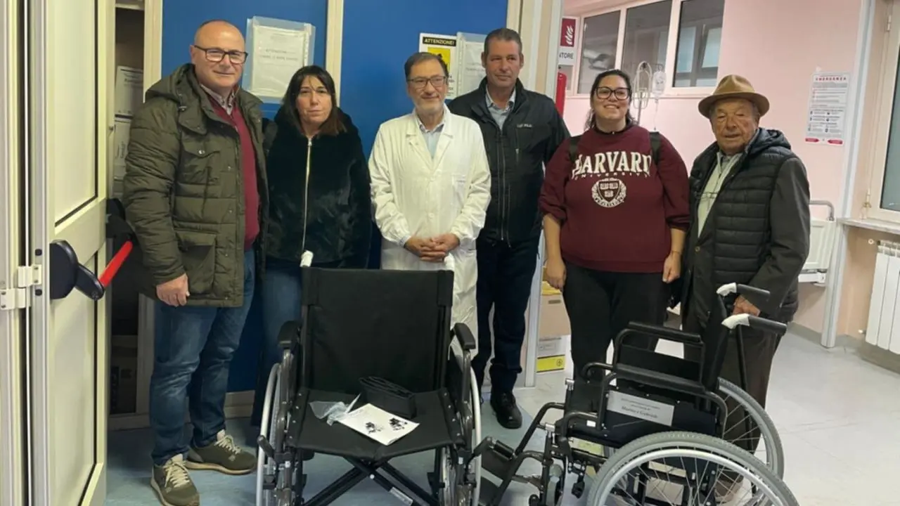 Solidarietà nel ricordo di Gabriele e Matteo: donate sedie a rotelle con\u00A0il ricavato del memorial di calcetto a Vibo Marina\u00A0\n