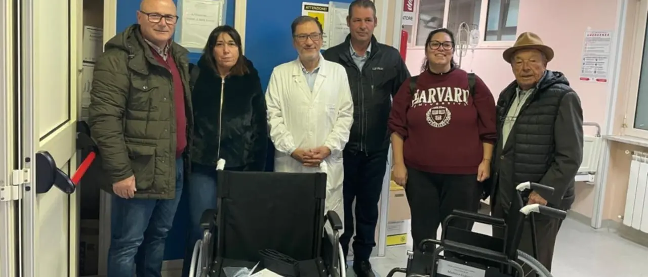Solidarietà nel ricordo di Gabriele e Matteo: donate sedie a rotelle con\u00A0il ricavato del memorial di calcetto a Vibo Marina\u00A0\n