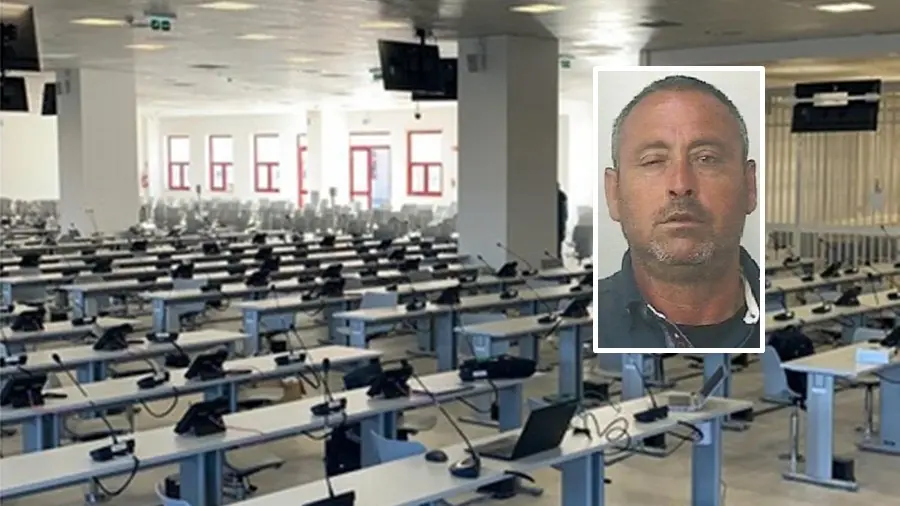 <p>L'aula bunker di Lamezia e nel riquadro Antonio Mario Tripodi</p>\\n