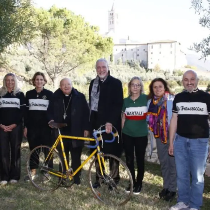 Il vescovo Attilio Nostro dona la sua bici Bartali al Museo della Memoria di Assisi\n