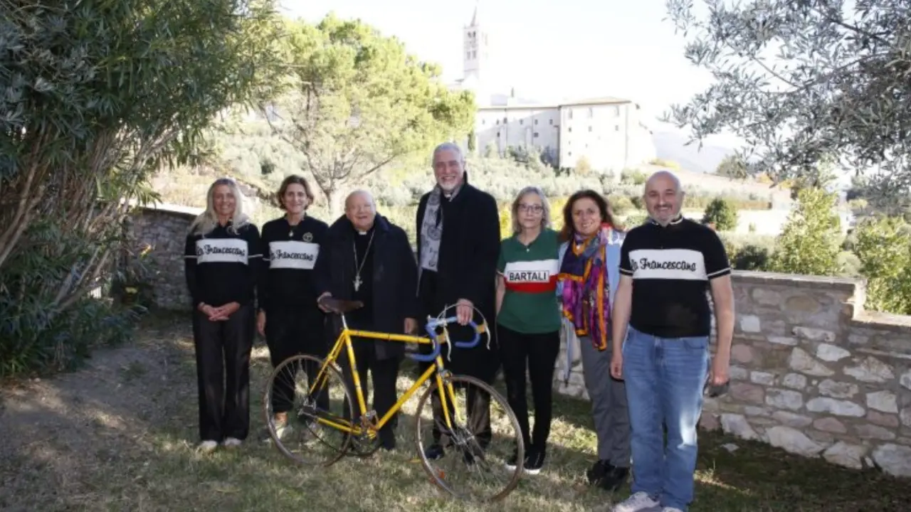 Il vescovo Attilio Nostro dona la sua bici Bartali al Museo della Memoria di Assisi\n