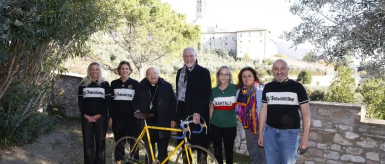 Il vescovo Attilio Nostro dona la sua bici Bartali al Museo della Memoria di Assisi\n