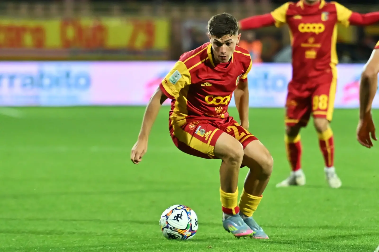 Costantino Favasuli dal campetto di Africo alla Serie B, il talento di Calabria che fa volare il Catanzaro\n