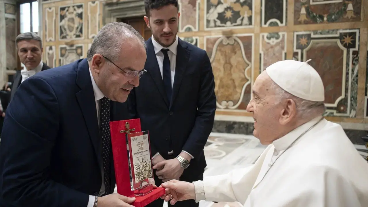 <p>Michele Affidato e papa Francesco</p>\\n