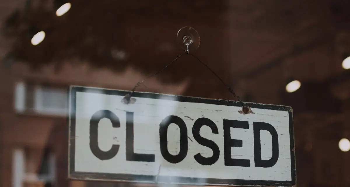 Negozi sempre più in crisi, i dati allarmanti di Confcommercio: «In 12 anni perse 140mila attività»\n