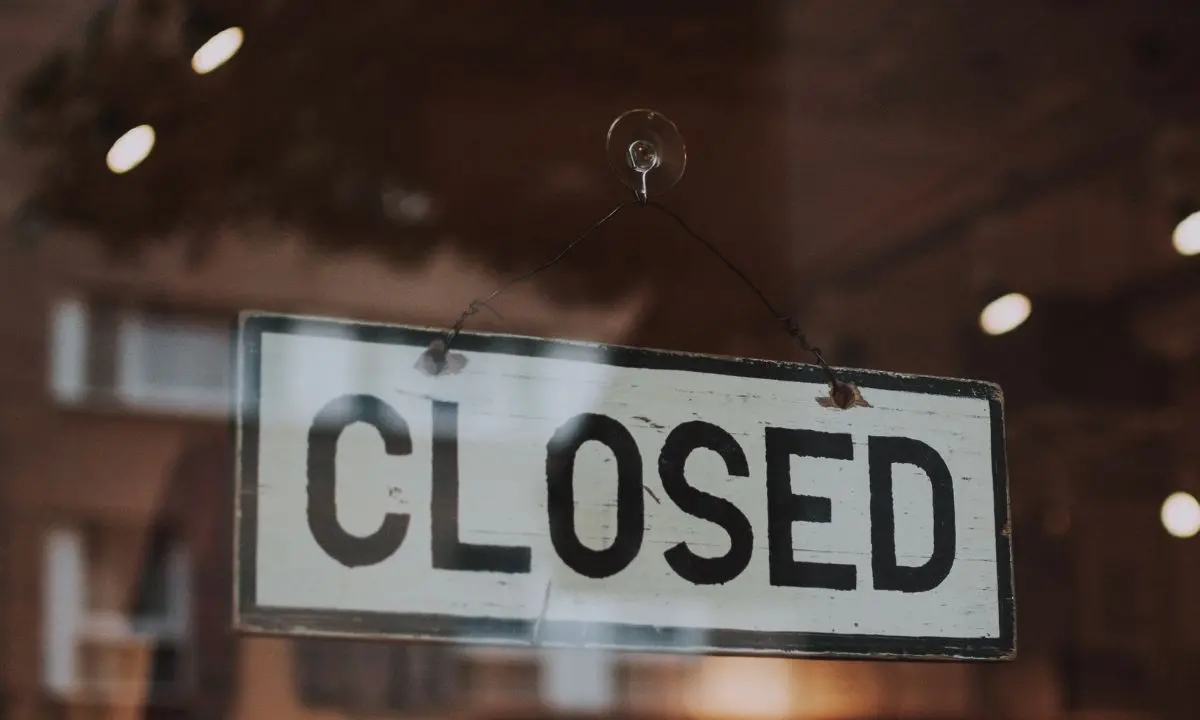 Negozi sempre più in crisi, i dati allarmanti di Confcommercio: «In 12 anni perse 140mila attività»\n