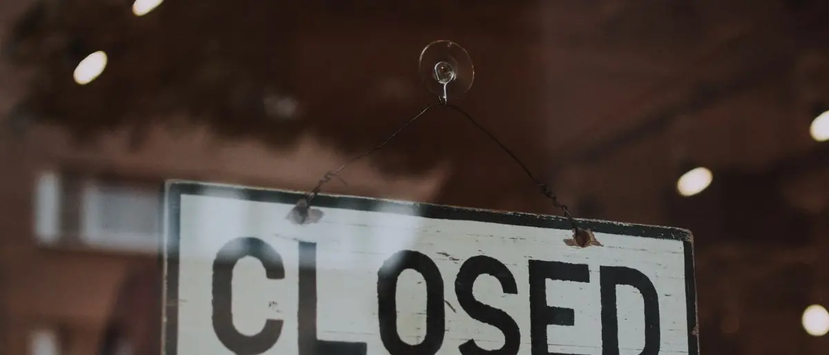 Negozi sempre più in crisi, i dati allarmanti di Confcommercio: «In 12 anni perse 140mila attività»\n