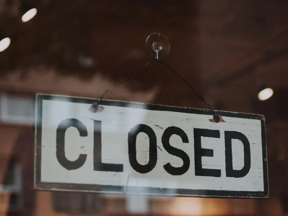 Negozi sempre più in crisi, i dati allarmanti di Confcommercio: «In 12 anni perse 140mila attività»