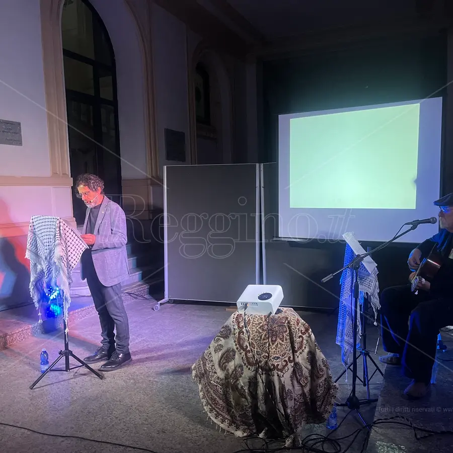 A Reggio “Maria di Gaza” dà voce al popolo palestinese che ancora non è né\u00A0libero né salvo:\u00A0«È viva, qui, solo la morte»