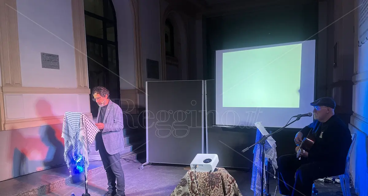 A Reggio “Maria di Gaza” dà voce al popolo palestinese che ancora non è né\u00A0libero né salvo:\u00A0«È viva, qui, solo la morte»