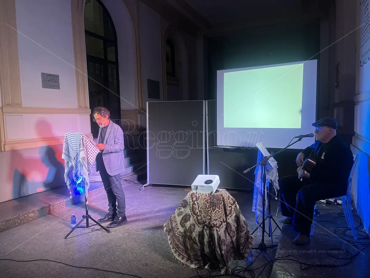 A Reggio “Maria di Gaza” dà voce al popolo palestinese che ancora non è né\u00A0libero né salvo:\u00A0«È viva, qui, solo la morte»