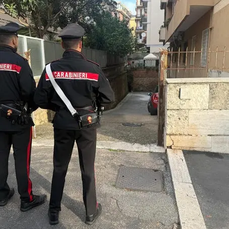 Morto dopo una caduta da un b&b a Roma, l’autopsia: «Sul corpo segni di colluttazione»\n