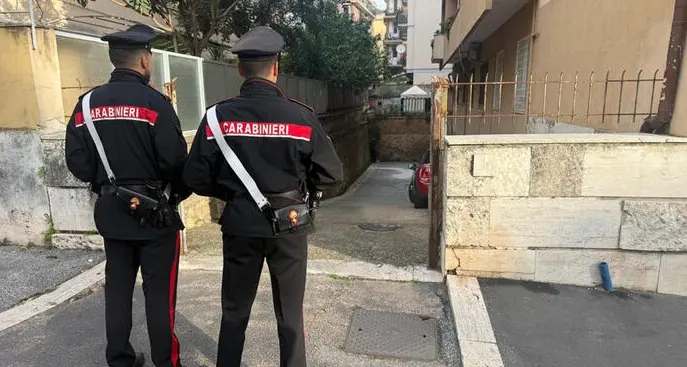 Morto dopo una caduta da un b&b a Roma, l’autopsia: «Sul corpo segni di colluttazione»\n