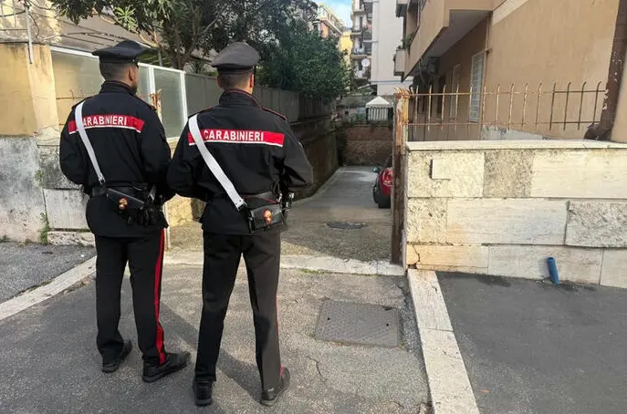 Morto dopo una caduta da un b&b a Roma, l’autopsia: «Sul corpo segni di colluttazione»\n