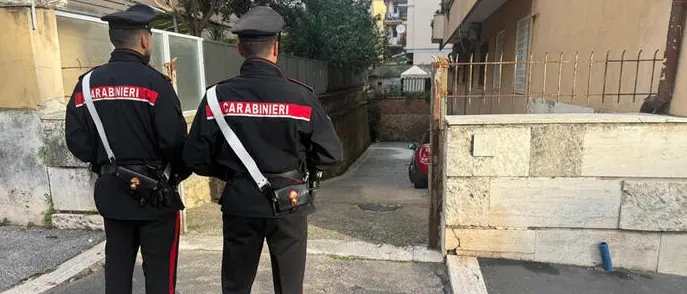 Morto dopo una caduta da un b&b a Roma, l’autopsia: «Sul corpo segni di colluttazione»\n