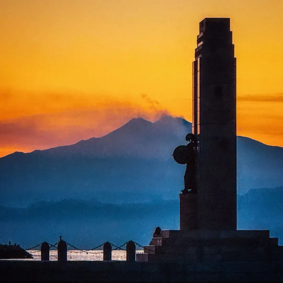 Athena e l’Etna: Incontro di Dee al Tramonto\n