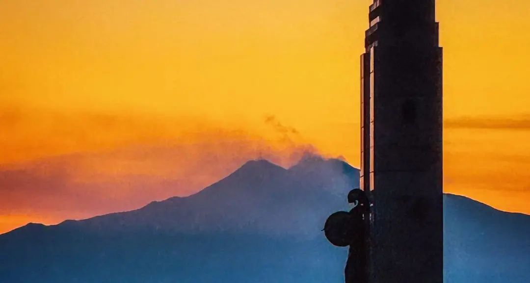 Athena e l’Etna: Incontro di Dee al Tramonto\n