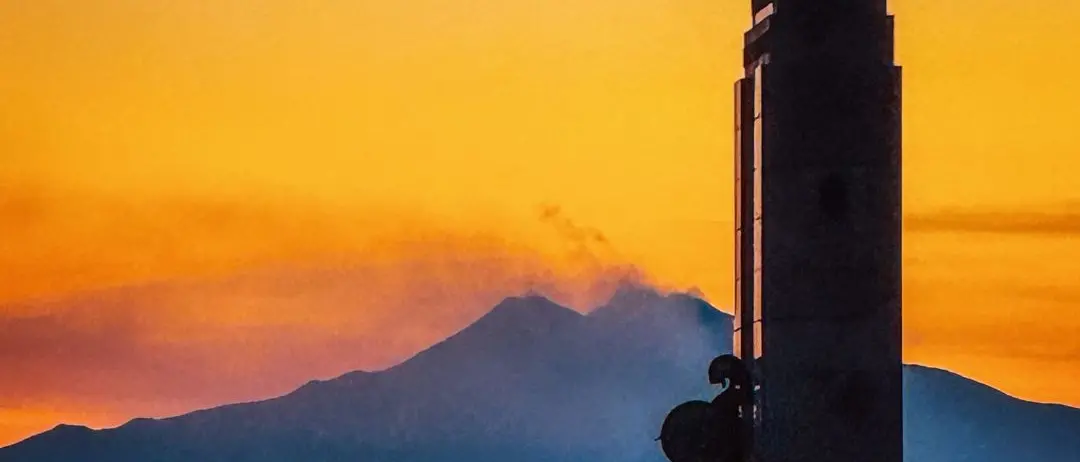 Athena e l’Etna: Incontro di Dee al Tramonto\n