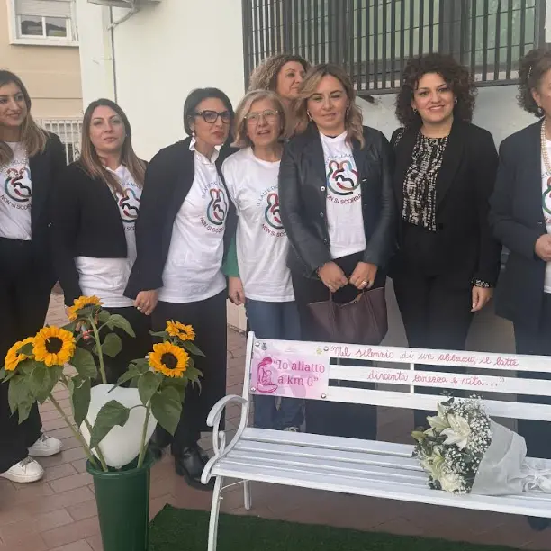 “Io allatto a km zero”, a Crosia una panchina simbolo del sostegno alle mamme