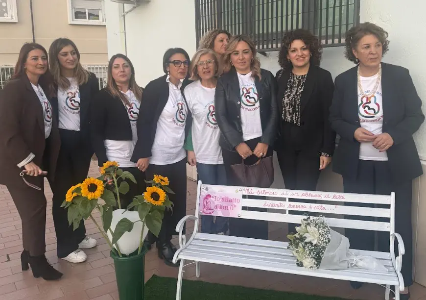 “Io allatto a km zero”, a Crosia una panchina simbolo del sostegno alle mamme