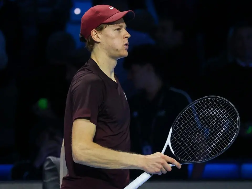 Tennis, Sinner bissa il successo alle Atp Finals: battuto Alcaraz in due set