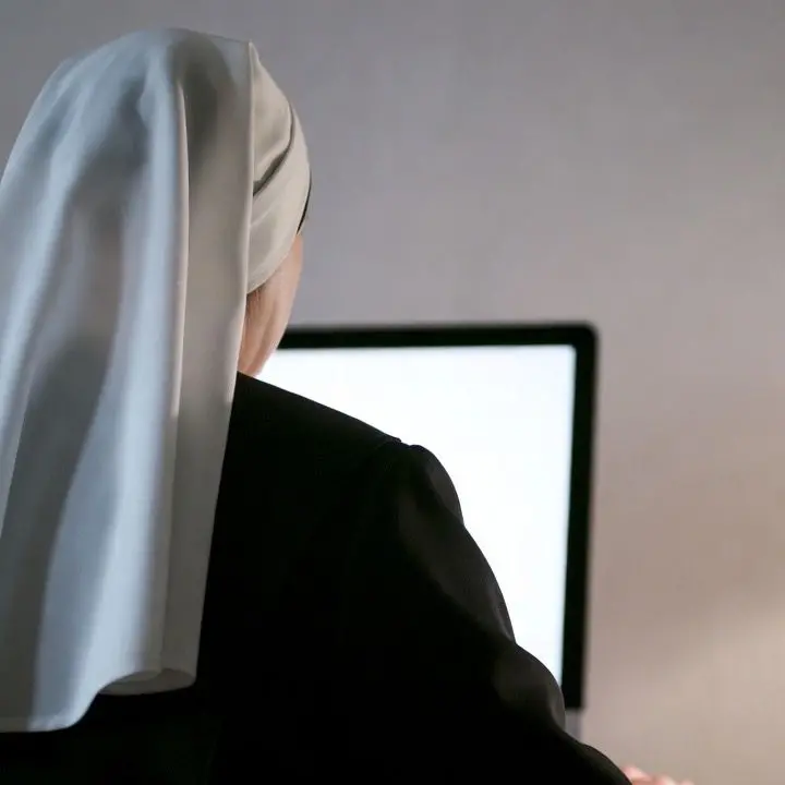 La chat “piccante” con protagonisti inusuali: suora e prete sospesi dal Vaticano