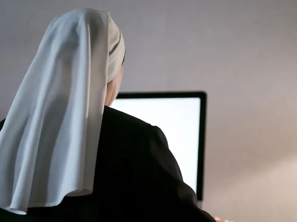 La chat “piccante” con protagonisti inusuali: suora e prete sospesi dal Vaticano