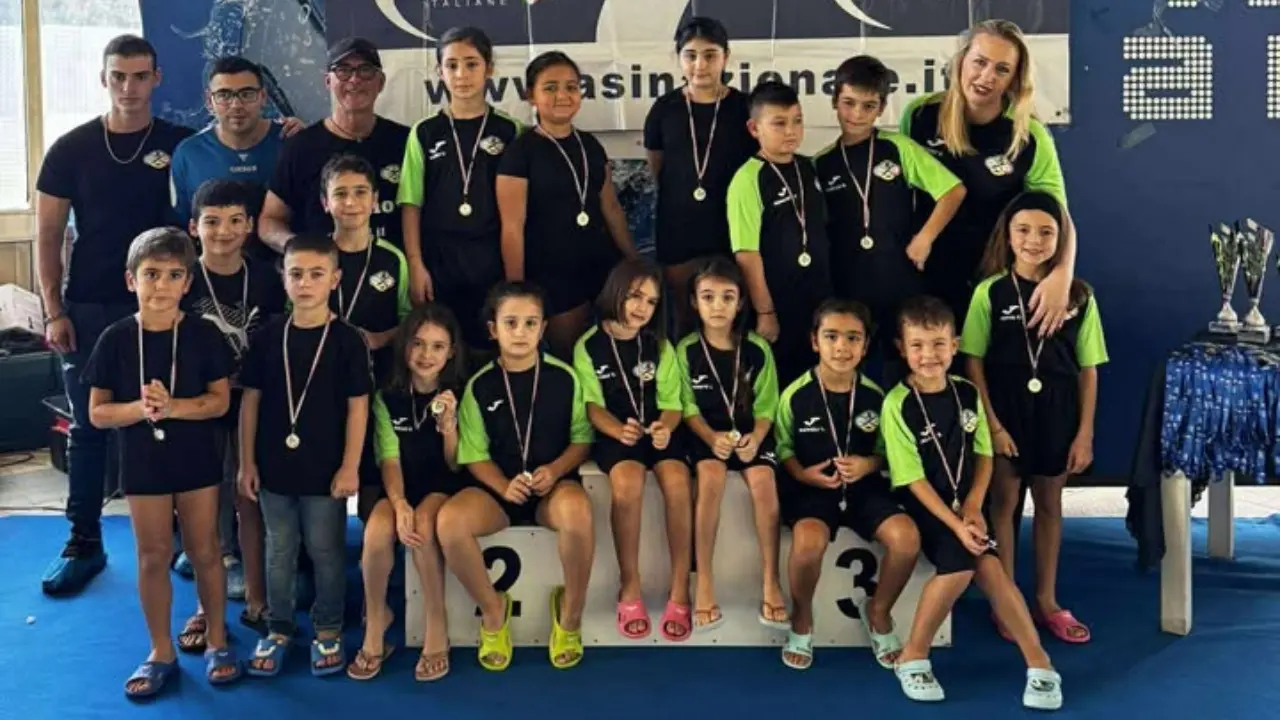 Penta Vibo nuoto, trionfo al Memorial Furfaro di Lamezia: 23 medaglie e podio più alto all’esordio stagionale