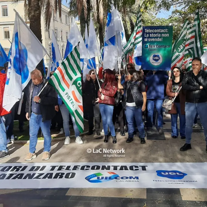 Vertenza Telecontact, a Catanzaro la manifestazione dei lavoratori a rischio: una delegazione sarà ricevuta in Prefettura