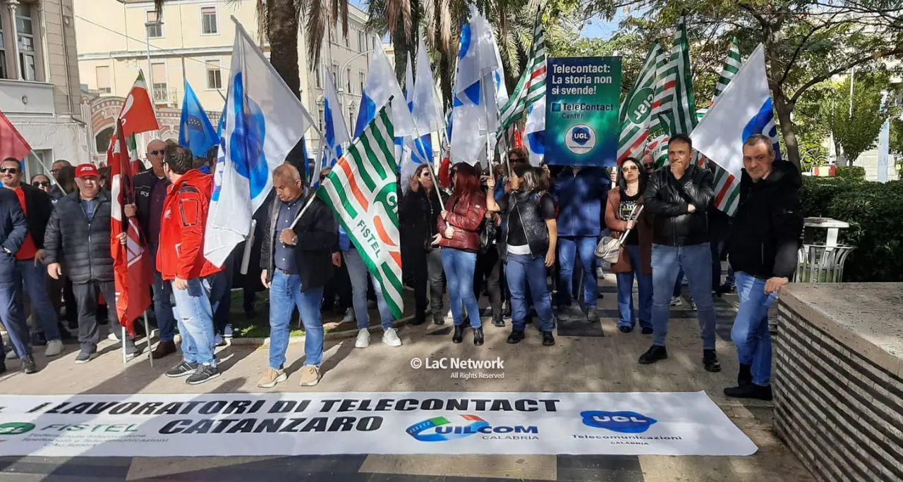 Vertenza Telecontact, a Catanzaro la manifestazione dei lavoratori a rischio: una delegazione sarà ricevuta in Prefettura
