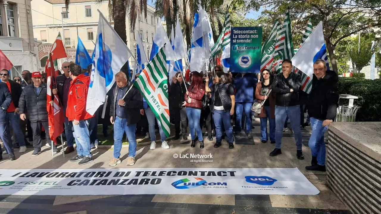 Vertenza Telecontact, a Catanzaro la manifestazione dei lavoratori a rischio: una delegazione sarà ricevuta in Prefettura
