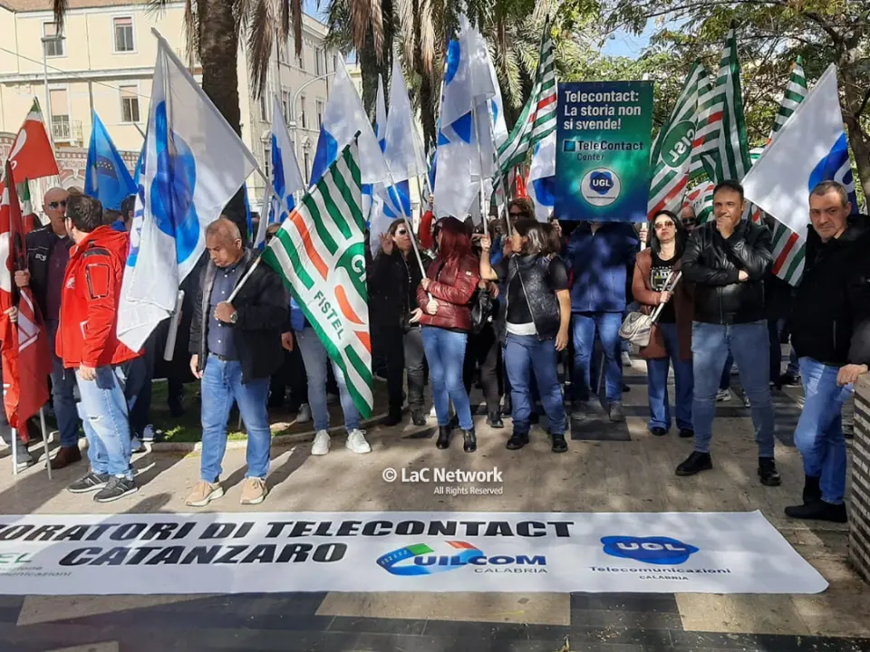 Vertenza Telecontact, a Catanzaro la manifestazione dei lavoratori a rischio: una delegazione sarà ricevuta in Prefettura