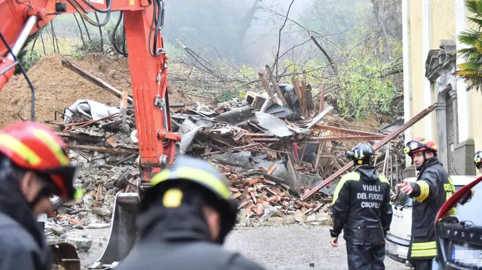 <p>Vigili del fuoco sul luogo del crollo (foto Ansa)</p>\\n , ANSA