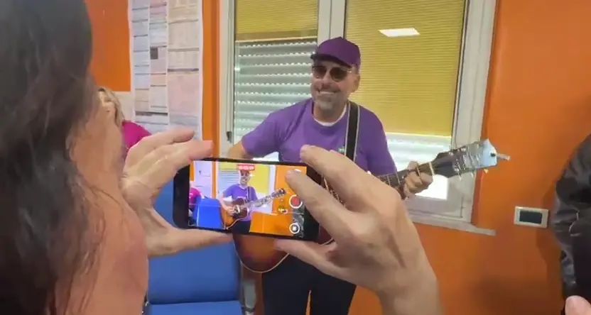 Dario Brunori emoziona il reparto di Neonatologia dell’Ospedale Annunziata