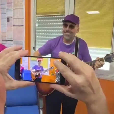 Il cuore grande di Dario Brunori: il cantautore a Cosenza emoziona il reparto di Neonatologia dell’Annunziata