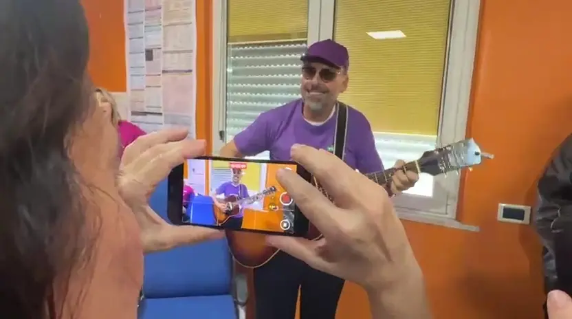 Dario Brunori emoziona il reparto di Neonatologia dell’Ospedale Annunziata