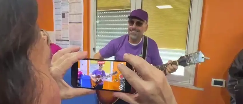 Dario Brunori emoziona il reparto di Neonatologia dell’Ospedale Annunziata