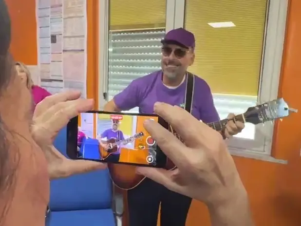 Dario Brunori emoziona il reparto di Neonatologia dell’Ospedale Annunziata | FOTO – VIDEO