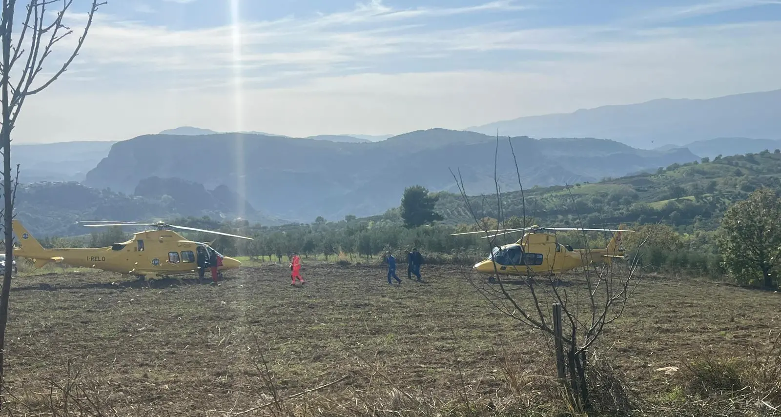 Tragedia a Pallagorio, trattore e quattro uomini in un burrone di cento metri: due morti e un ferito grave\n