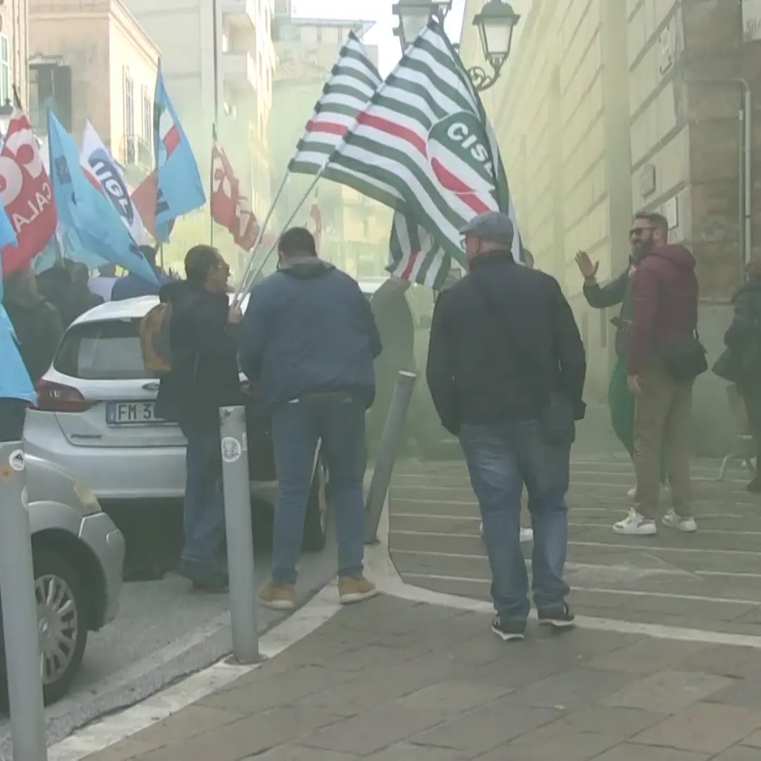 Telecontact, in centinaia in protesta a Catanzaro. Anche la politica in piazza: «Ne faremo una vertenza nazionale»