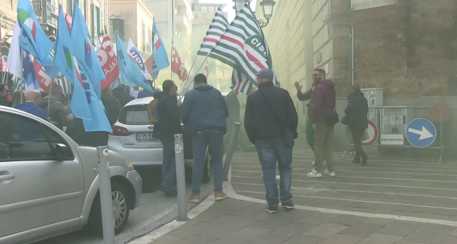 Telecontact, in centinaia in protesta a Catanzaro. Anche la politica in piazza: «Ne faremo una vertenza nazionale»