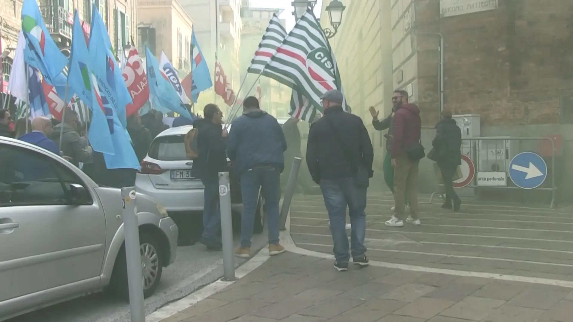 Telecontact, in centinaia in protesta a Catanzaro. Anche la politica in piazza: «Ne faremo una vertenza nazionale»