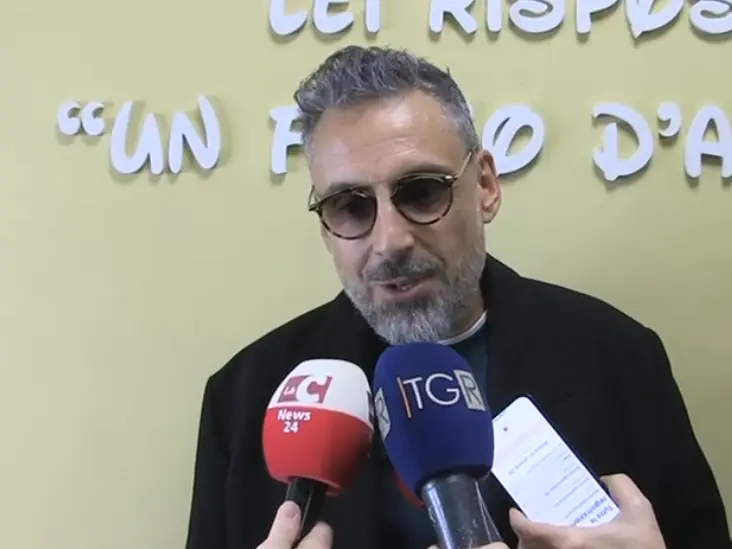 Capodanno a Cosenza, Brunori non si sbottona e resta sibillino: «Mi sono tenuto libero» – VIDEO